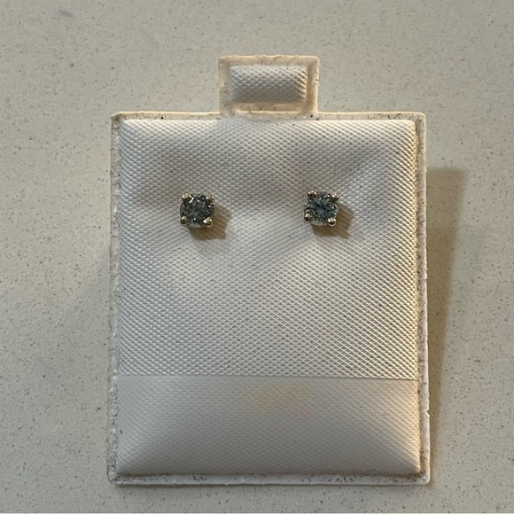 Aquamarine stud earrings set in sterling silver - Picture 3 of 7